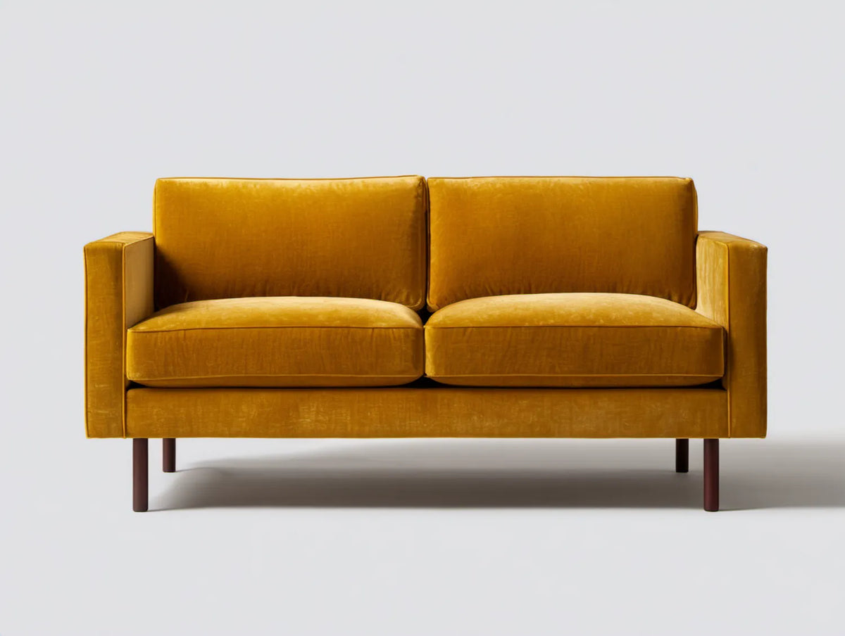 Musztardowa sofa dwuosobowa 160 x 85 x 82 cm z welurową tapicerką i brązowymi nogami